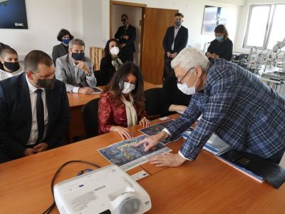 Среща на XI -а клас с  посланика на САЩ Херо Мустафа  - ПГМ - Пловдив